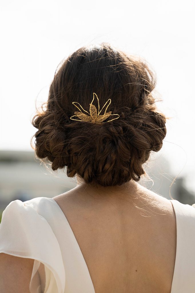 Le peigne Palma de la marque Marie Archambaud s'insère dans les chignons de mariage. Il est confectionné à Paris en fil de métal doré à l'or fin par un savoir-faire de broderie unique.