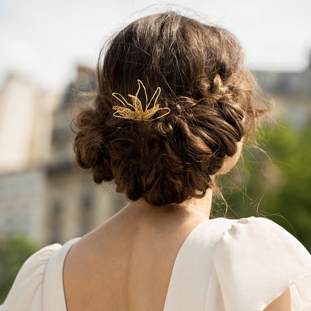 Le peigne Palma de la marque Marie Archambaud s'insère dans les chignons de mariage. Il est confectionné à Paris en fil de métal doré à l'or fin par un savoir-faire de broderie unique.