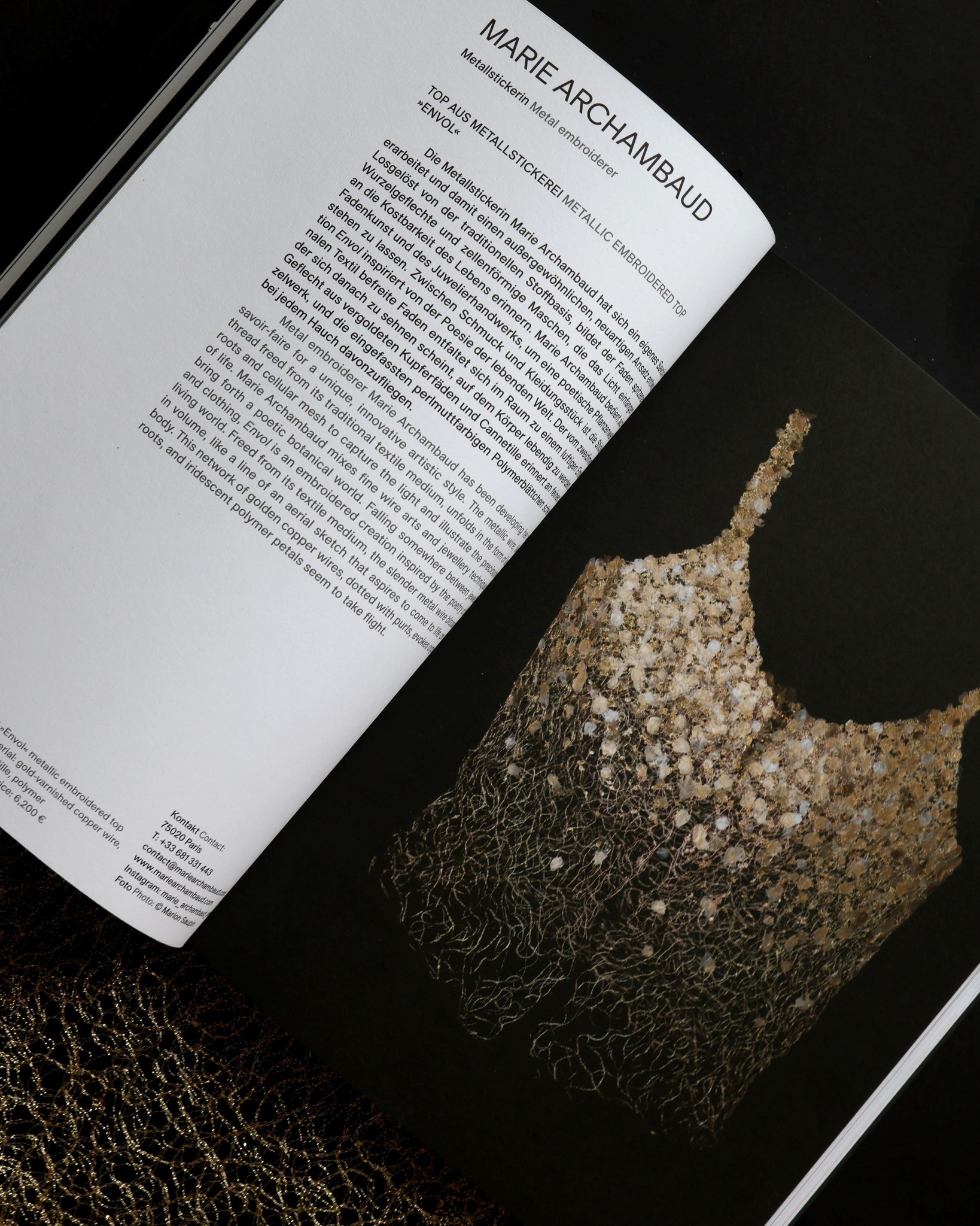 Catalogue de l’exposition au Musée des Arts Décoratifs de Berlin "The Art of Making 2025 : Artisanat et Design de Paris et Berlin" au sein de laquelle j’expose la parure brodée Envol.  A propos de l’exposition : 
Exposition organisée par la @handwerkskammer_berlin en partenariat avec la @cma_paris 
📍 @kunstgewerbemuseum_berlin 
📆 Du 4 Avril au 1er Juin 2025  Crédit photographique de la parure : @marionsaupin 
.
.
.
.
.
.
#mariearchambaud #madeinparis #paris #broderie #embroidery #broderieor #goldembroidery #broderiemetallique #matière #artisanatfrançais #artisanat #handmade #finecrafts #unique #berlin #museeberlin #catalogue