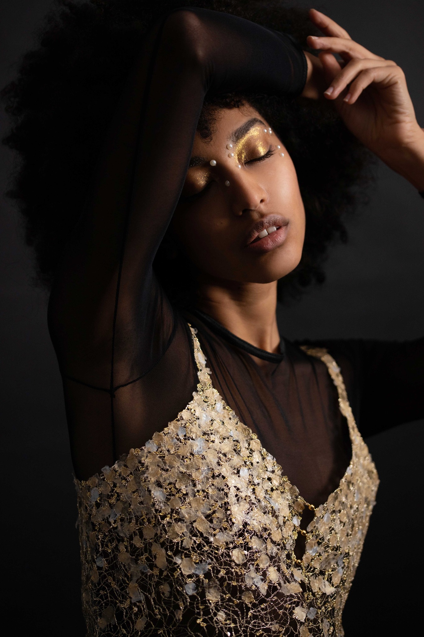 Clap de fin pour l’exposition au Musée des Arts Décoratifs de Berlin "The Art of Making 2025 : Artisanat et Design de Paris et Berlin", où j’exposais la parure “Envol”.  Un grand merci à la @handwerkskammer_berlin et la  @cma_paris pour cette belle exposition mettant en valeur les savoir-faire des artisans Parisiens et Berlinois !  Crédits photo 1 :
Photographe : @marionsaupin 
Modèle : @dodelea 
.
.
.
.
.
.
#mariearchambaud #madeinparis #paris #broderie #embroidery #broderieor #goldembroidery #broderiemetallique #matière #artisanatfrançais #artisanat #handmade #finecrafts #unique #berlin #museeberlin