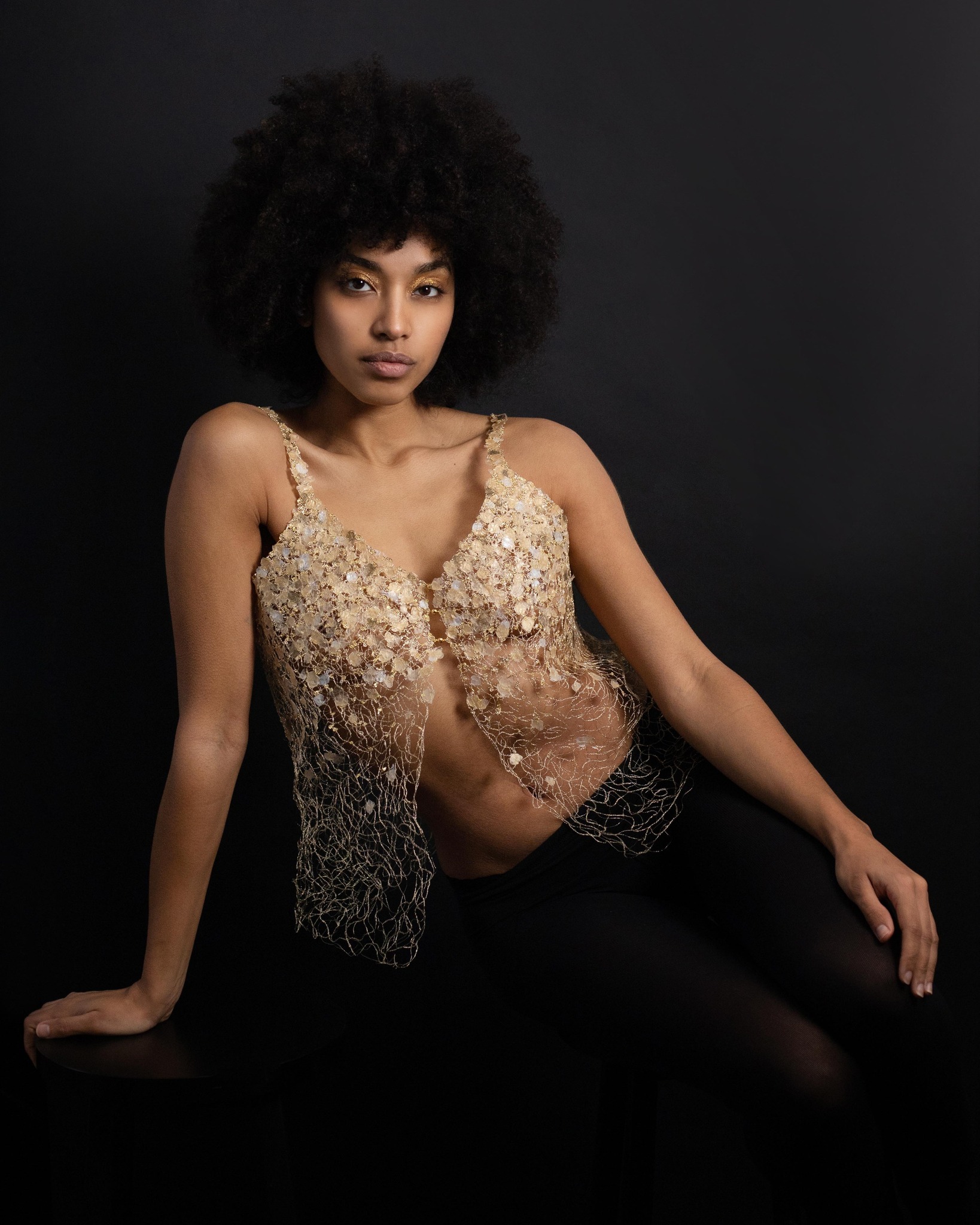 A l’occasion de l’exposition au Musée des Arts Décoratifs de Berlin "The Art of Making 2025 : Artisanat et Design de Paris et Berlin", je vous invite à redécouvrir cette semaine la parure “Envol”.  ✨ Parure Haute Couture à la frontière du bijou et du vêtement.
✨ Broderie de fil de cuivre vernis à l’or, cannetille or, pétales de polymère.  Photographies : @marionsaupin 
Modèle : @dodelea  A propos de l’exposition : 
Exposition organisée par la @handwerkskammer_berlin en partenariat avec la @cma_paris 
📍 @kunstgewerbemuseum_berlin 
📆 Du 4 Avril au 1er Juin 2025
.
.
.
.
.
.
#mariearchambaud #madeinparis #paris #broderie #embroidery #broderieor #goldembroidery #broderiemetallique #matière #artisanatfrançais #artisanat #handmade #finecrafts #unique #berlin #museeberlin