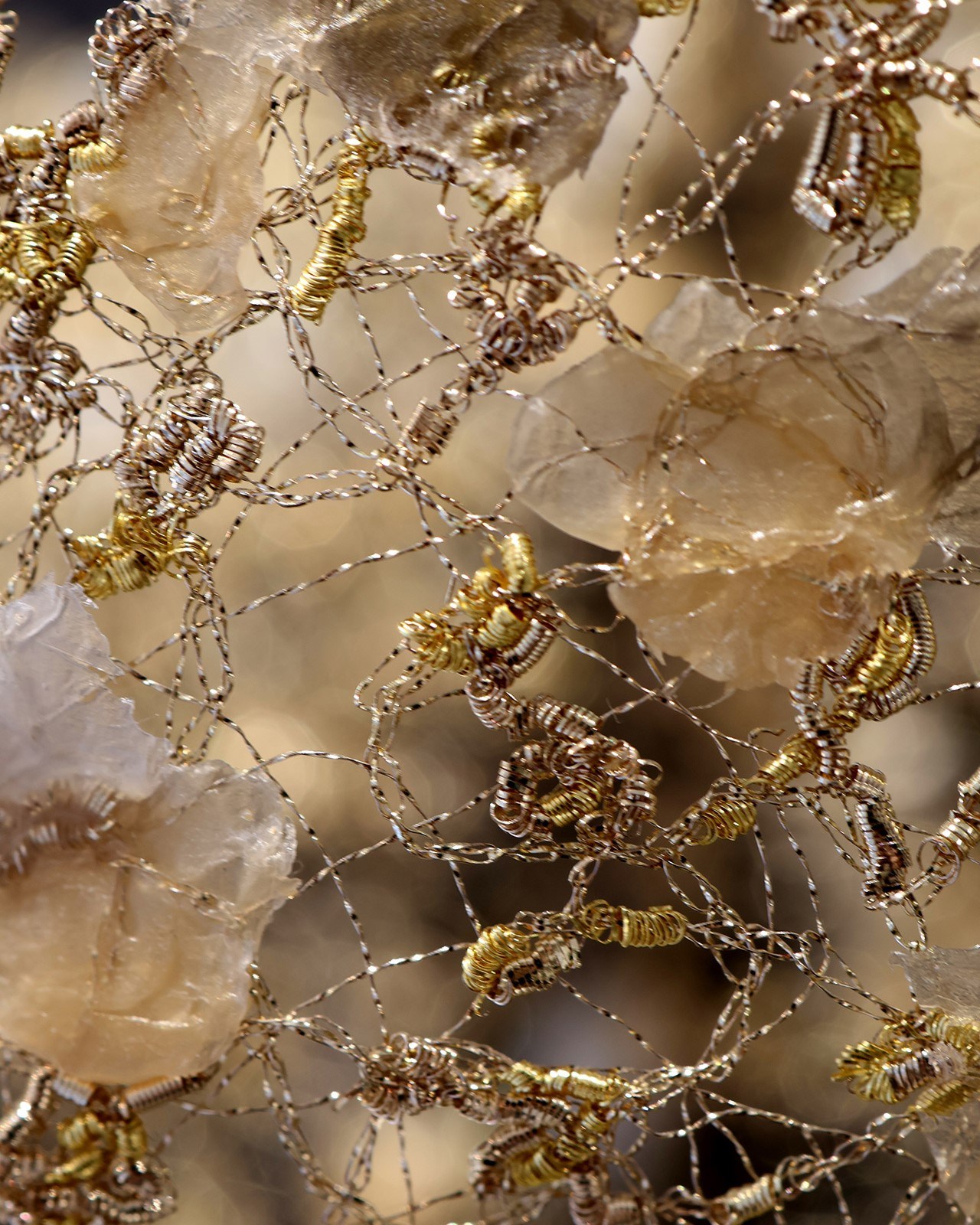 DETAIL MATIERE
Broderie de fil de cuivre vernis à l’or, cannetille, pétales de polymère de la parure Envol.  ✨ Un maillage complexe de fils métalliques telle une dentelle racinaire.
.
.
.
.
.
.
#mariearchambaud #madeinparis #paris #broderie #embroidery #broderieor #goldembroidery #broderiemetallique #matière #artisanatfrançais #artisanat #handmade #finecrafts #unique