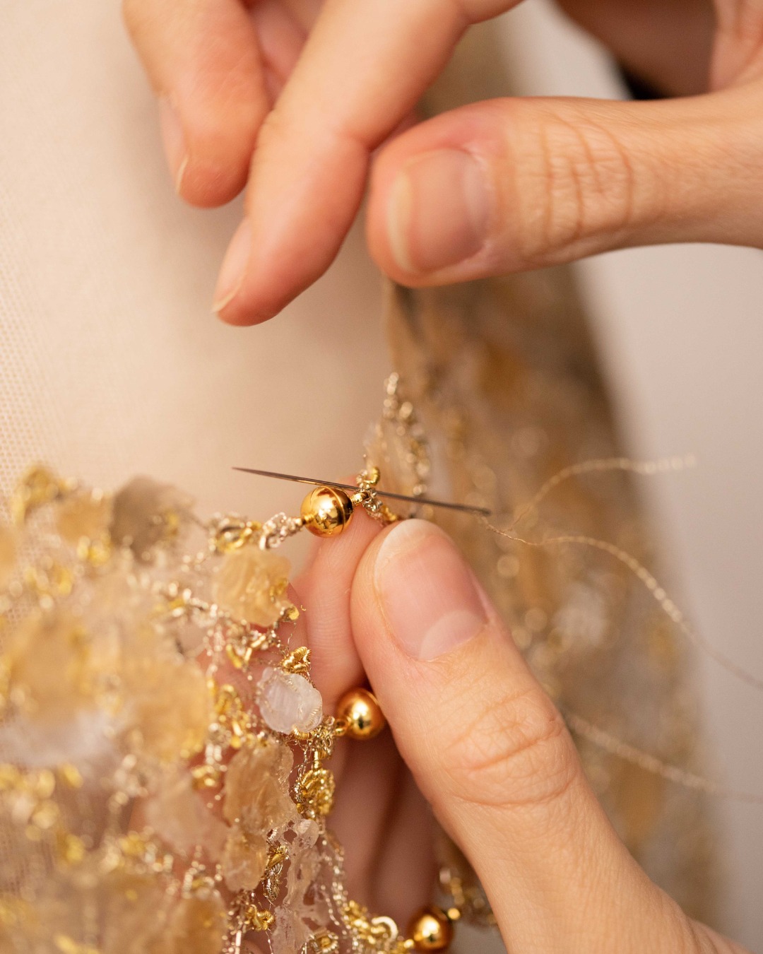 ✨ LABEL FABRIQUÉ À PARIS ✨
Le label Fabriqué à Paris, lancé en 2017 par la Ville de Paris a pour objectif de valoriser les produits dont la fabrication est réalisée à Paris.  C’est un véritable gage de qualité pour les consommateurs, et une marque de reconnaissance pour les créateurs et artisans.  Pour l’Atelier Marie Archambaud, recevoir ce label pour la parure Envol signifie la reconnaissance d’une démarche créative exigeante et la valorisation d’un engagement profond en faveur de l’artisanat local et du design parisien.  💛 Envol est en lice pour le Prix Coup de Cœur du Public jusqu'au 23 novembre 2025 !  🗳️ Pour voter et soutenir mon projet : 
1. Créez votre compte sur le site du Label (lien en bio)
2. Utilisez la barre de recherche pour trouver "Envol" de l'Atelier Marie Archambaud. 
3. Déposez un 💛  .  Un grand merci au @bdmma.paris et @labelfabriqueaparis !
@paris_maville  @quefaireaparis  Crédits photos : @marionsaupin  #mariearchambaud #madeinparis #fabriquéaparis #label #artisanatparisien #artisanatfrancais