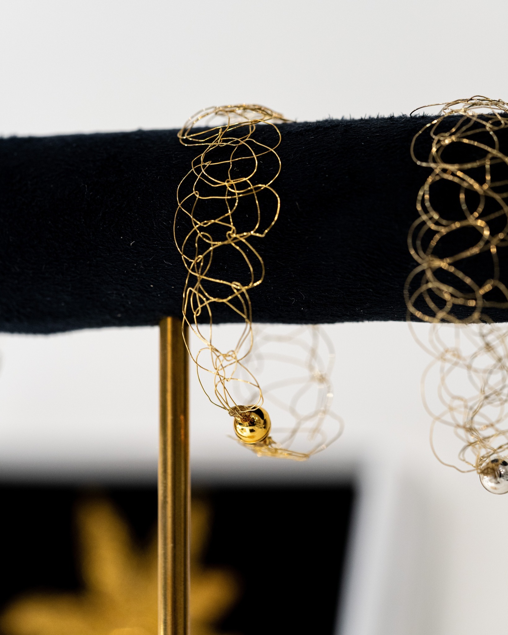 Le POP-UP de Noël s'est terminé dimanche soir au @bdmma.paris. ✨
Un immense merci pour votre curiosité, vos échanges, votre enthousiasme… et pour toutes les pièces que vous avez choisies pour vous ou pour glisser sous le sapin. 🎄 🎁 Pour recevoir vos bijoux brodés à temps pour Noël, les commandes en ligne restent ouvertes sur mariearchambaud.com jusqu’au 15 décembre.
Au-delà de cette date, je ne pourrai plus garantir une livraison avant le 24. ✨ Vous pouvez également récupérer vos bijoux directement à l’atelier, sur rendez-vous.
Et si vous souhaitez connaître les pièces encore disponibles, n'hésitez pas à m'envoyer un message : je vous répondrai avec plaisir. 📷Merci à @ankou_photography pour ces souvenirs photos lors du pop-up. #mariearchambaud #broderiemetallique #bijoux #noel #cadeaux #popup #fabriquéàparis #fabriqueenfrance #artisanatfrancais