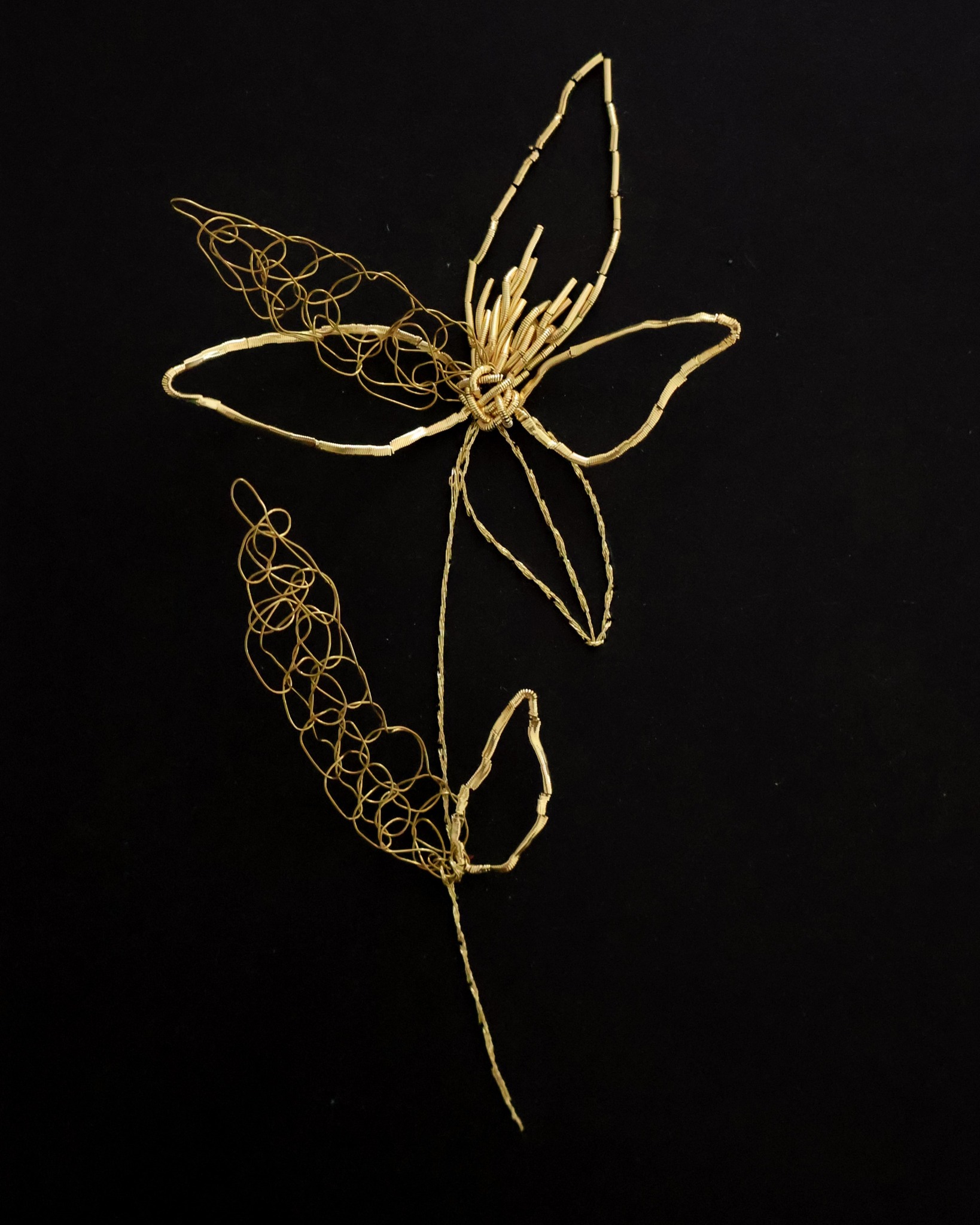 À la recherche du cadeau parfait à glisser sous le sapin… même à la dernière minute ? 🎄✨
Offrez un moment précieux : un atelier pour s’initier à la broderie métallique. Deux ateliers disponibles :
🌟 Brodez un tableau floral au fil d’or sur papier
🌟 Réalisez vos bijoux en fil métallique doré ou argenté
Des ateliers accessibles à tous, pour découvrir, s'initier et se perfectionner. Et le meilleur :
🎁 La carte cadeau Wecandoo, à acheter en quelques clics (avec -10% grâce au code ARCH3569)
sur le site wecandoo.fr Un cadeau qui ne prend pas de place… mais qui crée de beaux souvenirs ✨
📍 Atelier Marie Archambaud, 28 rue Faidherbe, Paris 11e Des créneaux tous les mois (samedis ou soirs en semaine) @wecandoo #mariearchambaud #broderiemetallique #broderiedart #ateliercreatif #wecandoo #cartecadeau #cadeaunoel #ideecadeau #noel2025 #wecandoo #artisanwecandoo