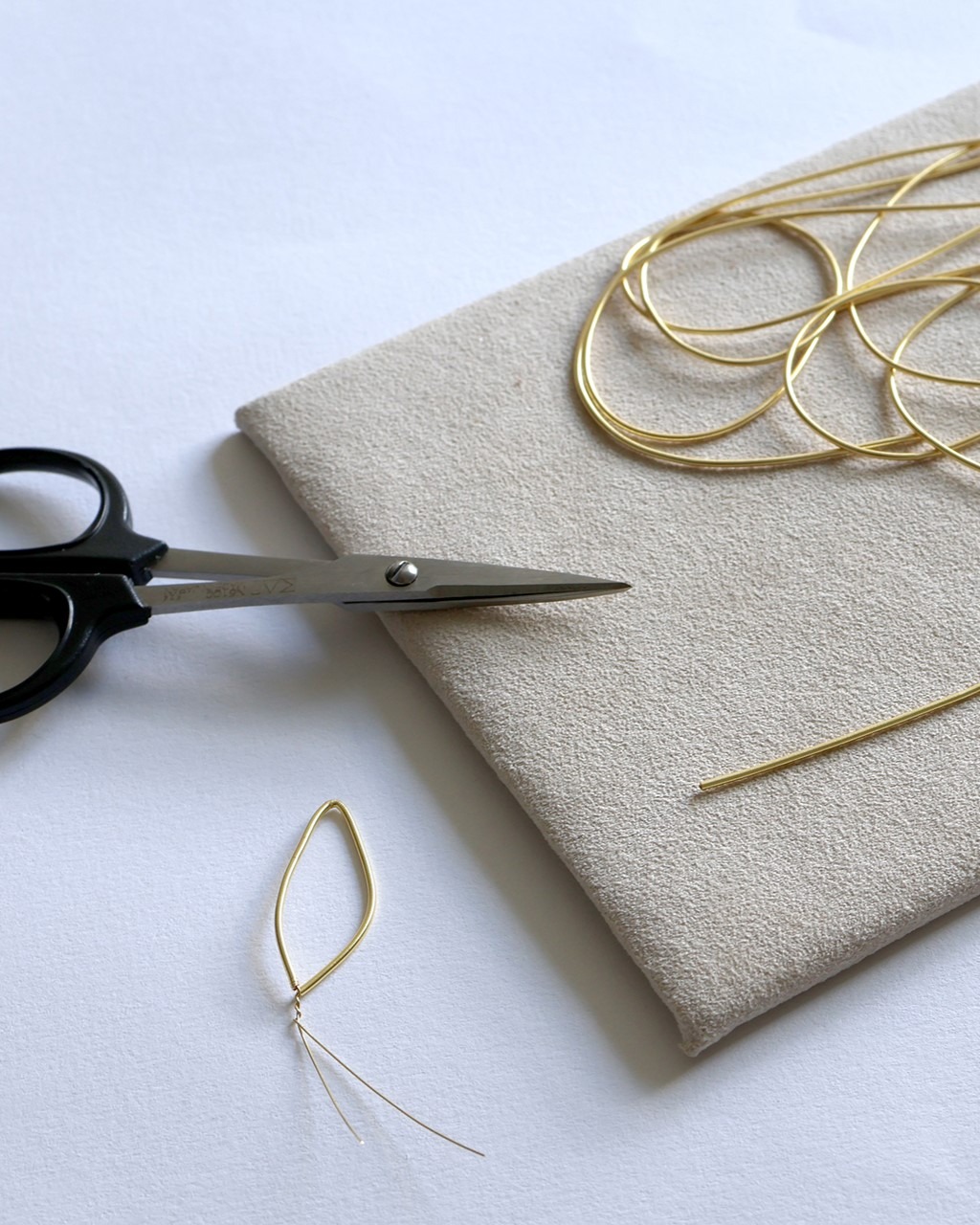 Pour Noël, offrez un moment précieux : un atelier pour s’initier à la broderie métallique.
Un cadeau de dernière minute parfait à glisser sous le sapin ! 🎄✨ Deux ateliers disponibles :
🌟 Brodez un tableau floral au fil d’or sur papier
🌟 Réalisez vos bijoux en fil métallique doré ou argenté
Des ateliers accessibles à tous, pour découvrir, s'initier et se perfectionner. Et le meilleur :
🎁 La carte cadeau Wecandoo, à acheter en quelques clics (avec -10% grâce au code ARCH3569)
sur le site wecandoo.fr Un cadeau qui ne prend pas de place… mais qui crée de beaux souvenirs ✨
📍 Atelier Marie Archambaud, 28 rue Faidherbe, Paris 11e Des créneaux tous les mois (samedis ou soirs en semaine) @wecandoo #mariearchambaud #broderiemetallique #broderiedart #ateliercreatif #wecandoo #cartecadeau #cadeaunoel #ideecadeau #noel2025 #wecandoo #artisanwecandoo