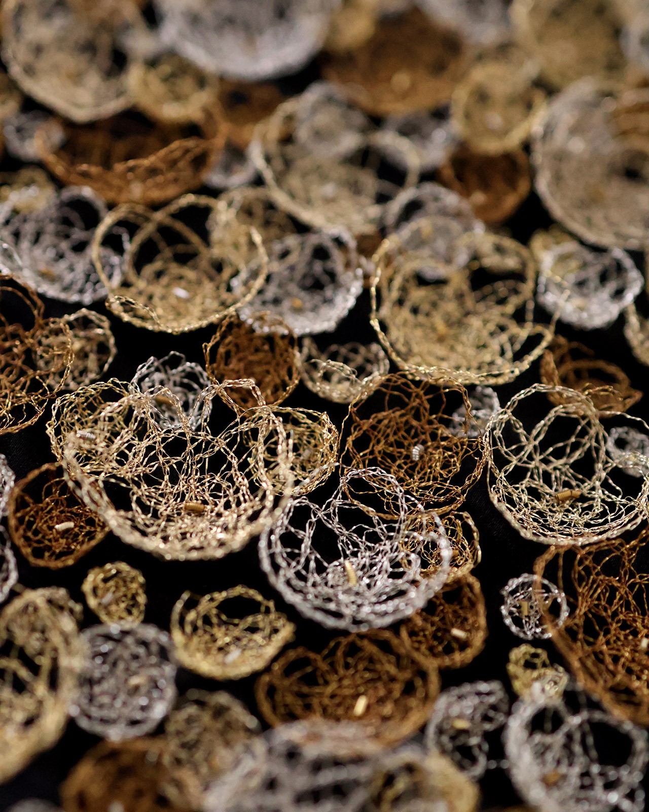 En ce début d’année sous les flocons, je vous adresse mes vœux les plus sincères et vous remercie pour votre présence, votre curiosité et votre fidélité tout au long de 2025.  L’année 2026 s’ouvre avec ma participation au Salon Maison d’Exceptions, au sein de @wearepremierevision , du 3 au 5 février 2026.
Je suis actuellement en pleine préparation de nouvelles broderies et de nouveaux échantillons.  ✨ Professionnels, je serai ravie de vous y accueillir — n’hésitez pas à me contacter pour recevoir une invitation.
Plus d'informations à venir prochainement.  .  Photo : détail de broderie florale, échantillon de la nouvelle collection  #broderiemetallique #broderiedart #savoirfaire #artisanatdart #innovation #premierevision #pvparis