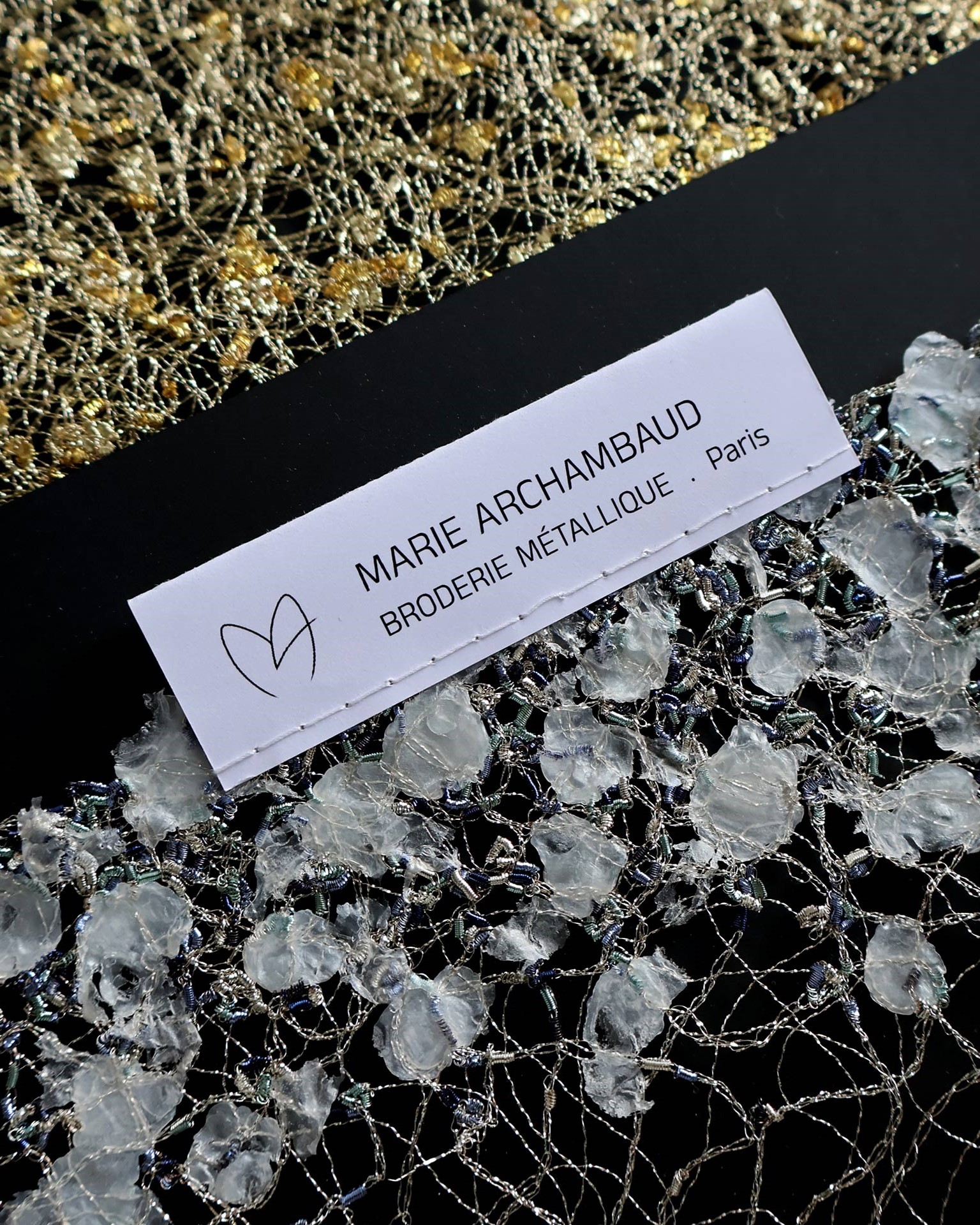 RDV dès demain pour le Salon Première Vision - Maison d'Exceptions L’atelier-studio Marie Archambaud est spécialisé dans la broderie métallique. Dans une démarche d’orfèvrerie textile, ce savoir-faire donne naissance à des dentelles racinaires et des mailles cellulaires aux allures de tissus métalliques, inspirées par le monde vivant. À cette occasion, seront présentées de nouvelles broderies organiques, destinées aux secteurs du luxe, de la mode et du visual merchandising, avec des applications variées : accessoire, vêtement, bijou, packaging ou décor de vitrine. Au plaisir de vous accueillir pour échanger.
(Professionnels, le salon est accessible sur accréditation. N'hésitez pas à m'envoyer un message privé pour recevoir votre invitation). 📅 Du mardi 3 au 5 février 2026
🕖 9h-18h30 ( dernier jour fermeture à 17h)
📍 Parc des Expositions Paris Nord Villepinte
✨ Hall 5 Stand 5R98 @wearepremierevision