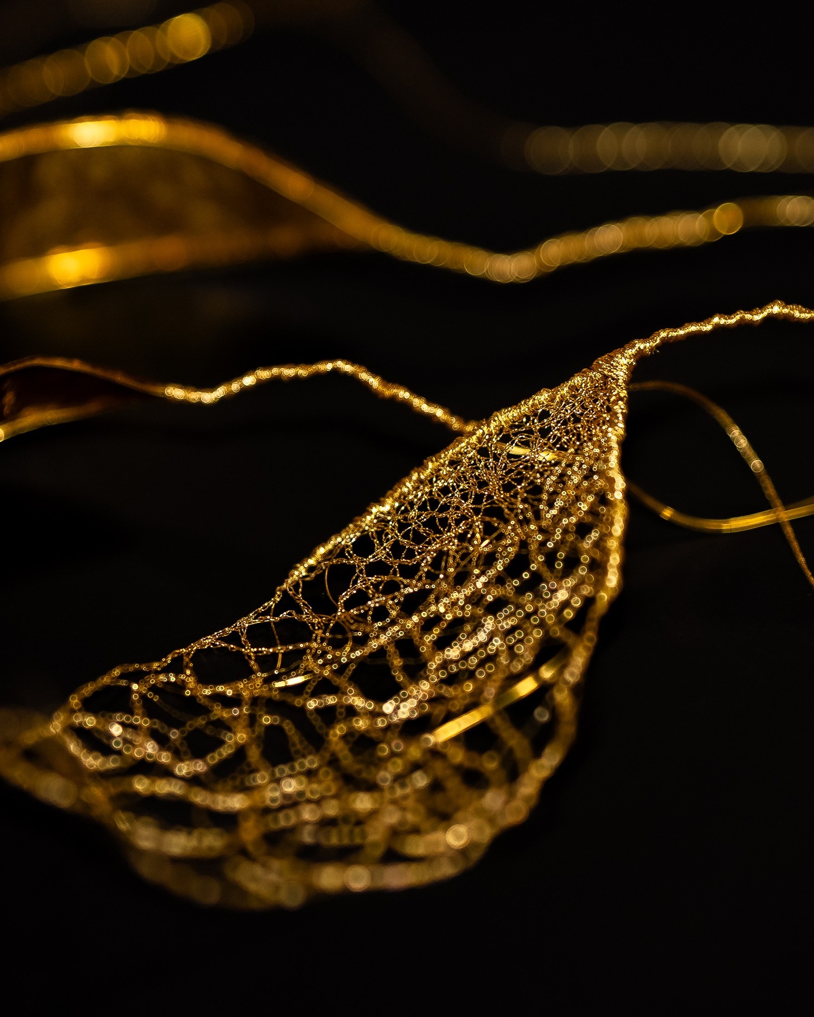 Arbor | Immersion à l'atelier ✨
Sous formes de feuilles de laiton, de fils métalliques ou de fournitures de broderie d'or telle que la cannetille, les lignes se dessinent. 
Tous les outils sont bons pour travailler le métal ; ciseaux, marteaux et tas, aiguilles et crochets. 
La matière prend vie, se développe en feuilles, branches et donne lieu à Arbor, un véritable arbre sculptural.
La broderie devient volume, transformant le fil en architecture poétique.  _  Clap de fin de l'exposition The Art of Making 2026 où je présentai Arbor au Petit Palais du 24 Février au 1er Mars.
Entourée de 72 autre artisans d’art Parisiens et Berlinois, ce bel évènement nous réunissait autour de l’héritage Art Nouveau et Art Déco.  Vous n'avez pas pu passer au Petit Palais ? 
👉 Je vous invite à découvrir Arbor directement à l'atelier dans le 11ème arrondissement de Paris !
📩 Ecrivez-moi pour prendre rendez-vous.  Crédit photographique photo 1 : @ankou_photography 
Merci @cma_paris @petitpalais_musee @paris_maville @bdmma.paris @handwerkskammer_berlin 
.
.
.
.
.
.
#broderiemetallique #broderiedart #savoirfaire #artisanatdart #petipalais #musee #paris #artnouveau
