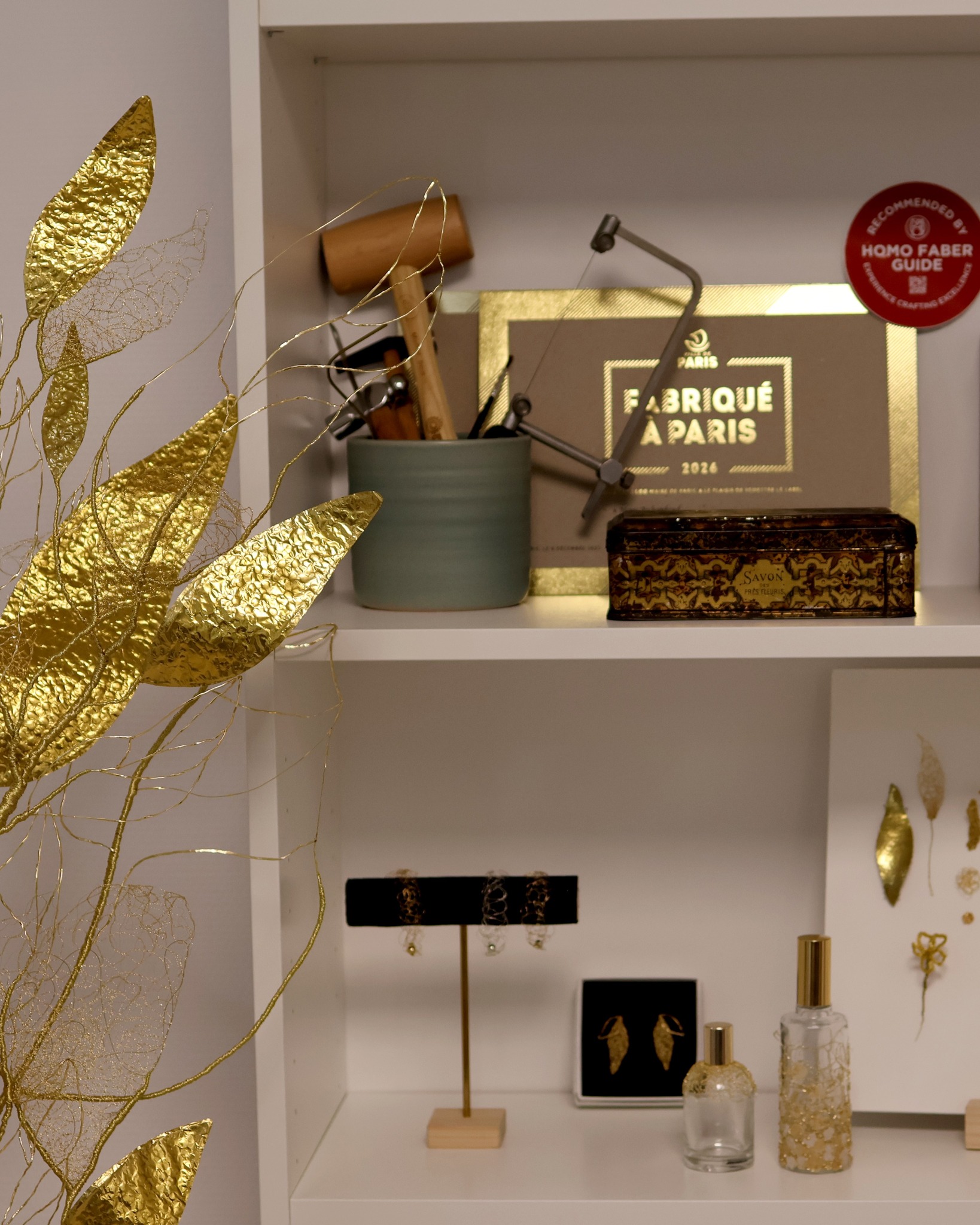 Les 10 et 11 avril prochains, j'ai le plaisir d'ouvrir les portes de mon atelier aux côtés des designers, artisans d'art et créateurs du @bdmma.paris.  Venez nous rencontrer à l'occasion des @jemaofficiel !  📆Vendredi 10 et Samedi 11 Avril 2026
🕐De 14h à 19h
📍Incubateur Les Ateliers de Paris, 28 Rue Faidherbe, 75011 Paris  🌼Le Samedi (16h30-18h30), j'animerai un atelier de création de fleurs métalliques (sur inscription).  .
.
.
.
.
.
#JEMA #artisanatdart #atelier #paris #portesouvertes #broderiemetallique