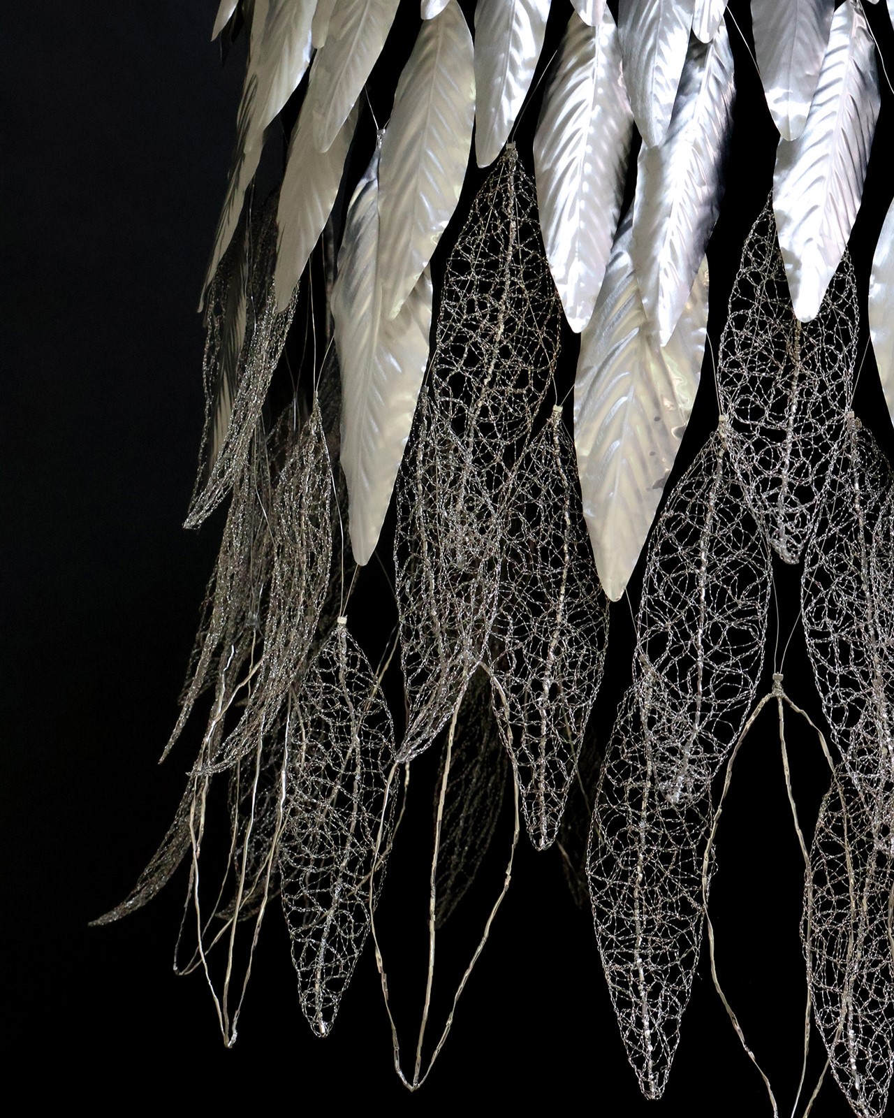 Du 10 au 12 Avril 2026, retrouvez ma dernière création "Ornys" à l'exposition @de.main.de.maitre au Bastille Design Center sur le stand du @collectif.qui.es.tu  Une polyphonie née de la photographie Qui es-tu, toi qui regardes ? de @muriel_penicaud où onze artisans d'art réinterprètent son œuvre.  Je serai sur place samedi matin.
N'hésitez pas à me prévenir de votre venue !  📍 Bastille Design Center, 74 Boulevard Richard Lenoir, 75011 Paris
📅 Du vendredi 10 au dimanche 12 Avril 2026 : 10h30-19h (18h le dimanche)
📌 Entrée libre  @cfma_metiersart  .
.
.
.
.
.
#jema #broderie #broderiemetallique #artisanatdart