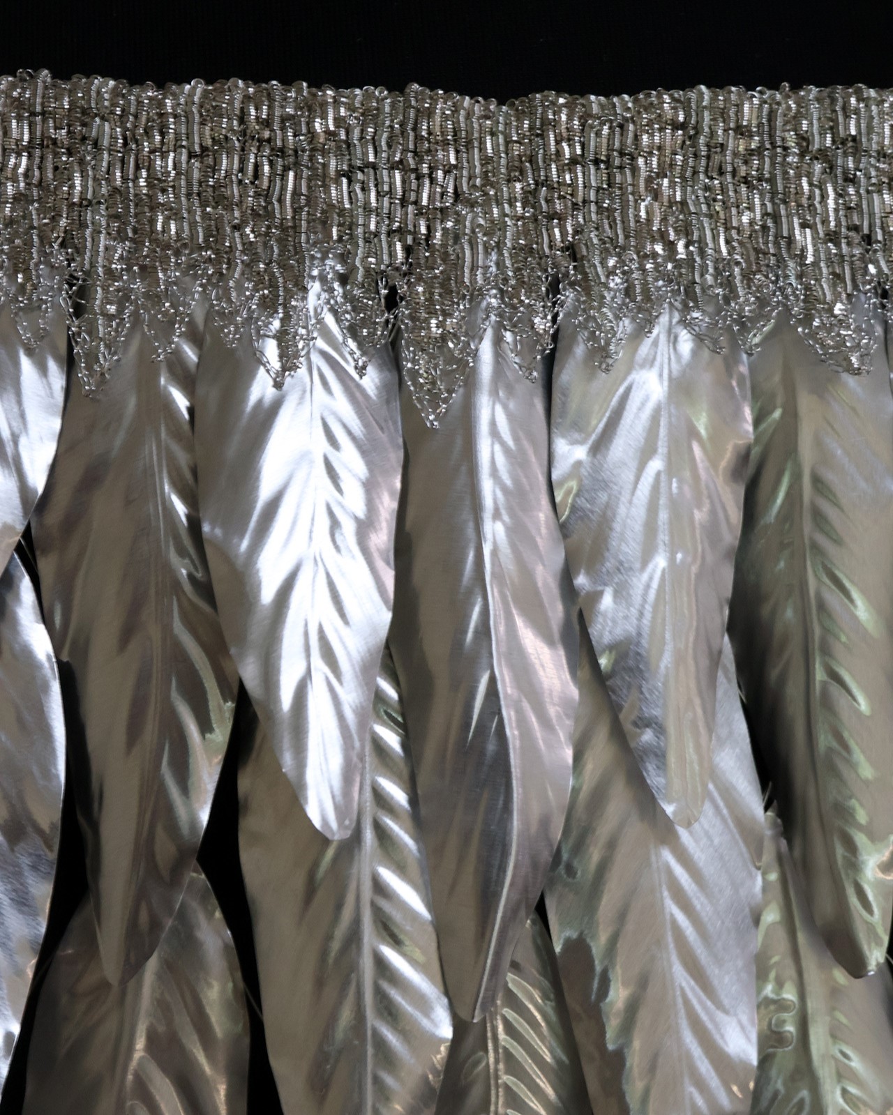 Ornys - détails matières
Plumes façonnées en métal, brodées de fil de cuivre argenté et liseré en cannetille.
.
.
.
.
.
.
#mariearchambaud #broderiemetallique #metal #argent #plumes #hautecouture