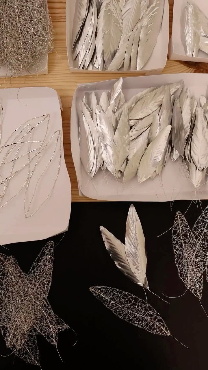 Coulisses de fabrication d’Ornys.  Cape de plumes façonnées en aluminium repoussé, en fil de cuivre argenté brodé et en cannetilles.
Assemblées en dégradé, les plumes créent un pelage aérien et léger.  Œuvre originale entièrement réalisée à la main dans mon atelier Parisien. 
Contactez-moi en privé pour la découvrir.  .  Cette pièce est une réinterprétation de la photographie « Qui es-tu, toi qui regardes ? » de @muriel_penicaud qui m’évoque un dos de plumes, une présence à la fois intime et insaisissable. 
Ornys est une parure légère, presque vivante, qui prolonge le mystère de l’image et invite à une métamorphose silencieuse.  #broderiemetallique #hautecouture #metal