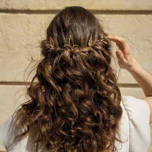 Les pics Folÿs de la marque Marie Archambaud sont brodés à la main de petites feuilles au fil de cuivre doré à l'or fin. Ils sont piqués dans un une coiffure de mariage apportant une touche élégante dans les cheveux.