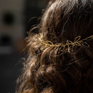 La couronne Sõl de la marque Marie Archambaud est brodée à la main de petites feuilles au fil de cuivre vernis à l'or fin.