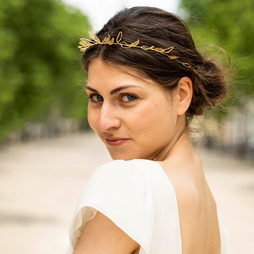 La couronne Sõlia de la marque Marie Archambaud est brodée à la main de petites feuilles au fil de cuivre doré à l'or fin. Elle se dispose sur la tête pour sublimer vos coiffures de mariage.