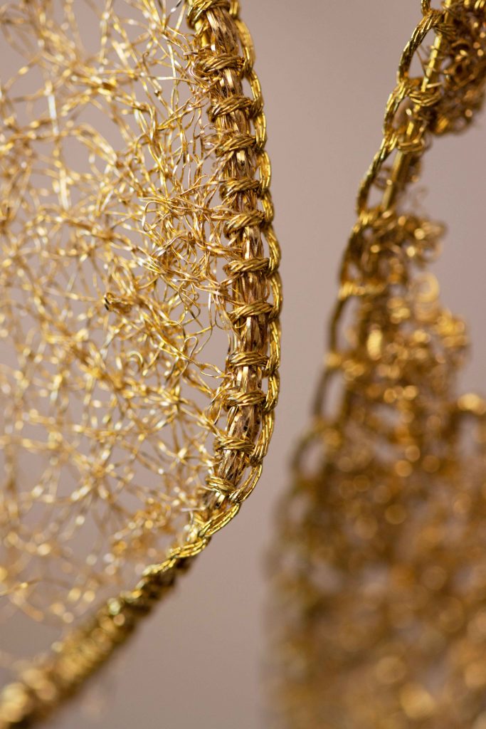 Détail de broderie métallique