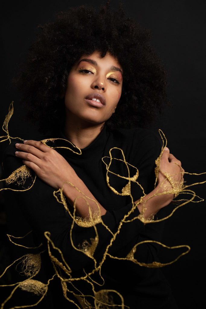 Une femme en symbiose avec la parure Foliaur qui enlace son corps.