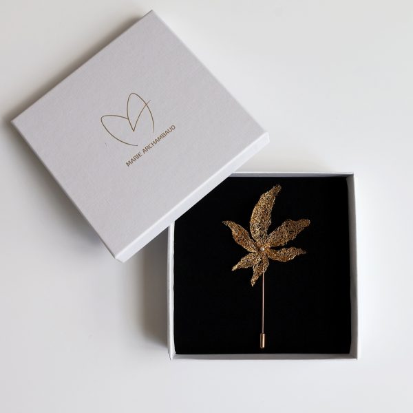 Ecrin à bijou blanc et mousse intérieure noire protégeant la boutonnière Eole 1