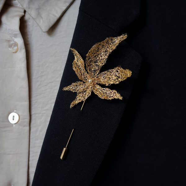 Broche boutonnière Eole 2 disposée sur veste de costume noir
