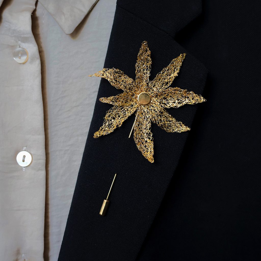 Broche boutonnière Eole 2 disposée sur veste de costume noir