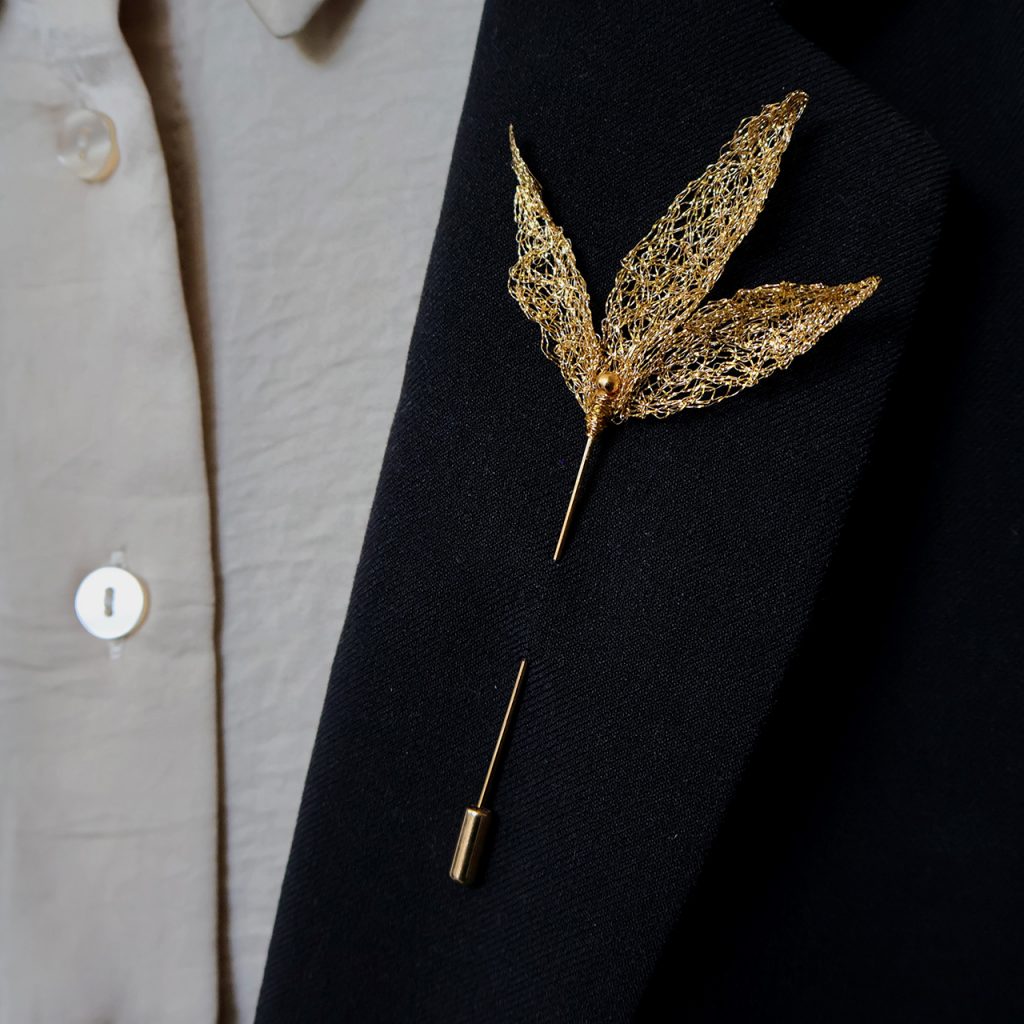 Broche boutonnière Eole 3 disposée sur veste de costume noir