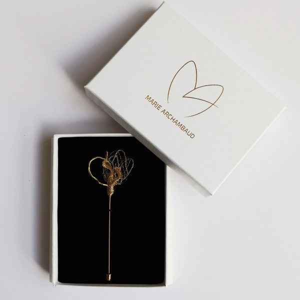 Ecrin à bijou blanc et mousse intérieure noire protégeant la boutonnière Iridis