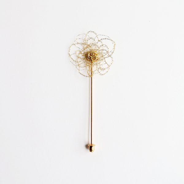 Boutonnière Pavon sur fond blanc