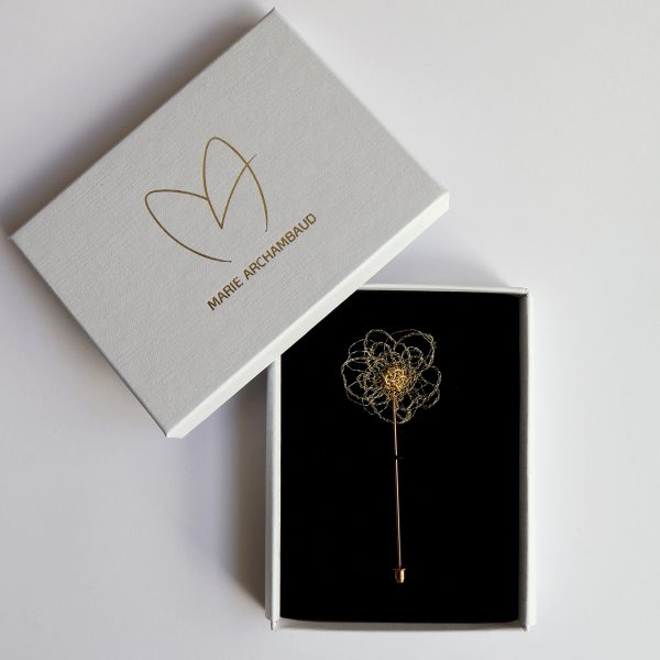 Ecrin à bijou blanc et mousse intérieure noire protégeant la boutonnière Pavon