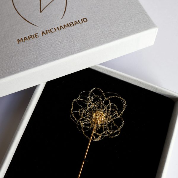 Boutonnière dans sa boite à bijou blanche avec le logo de la marque Marie Archambaud.