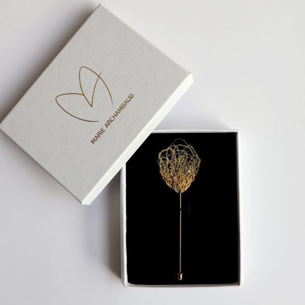 Ecrin à bijou blanc et mousse intérieure noire protégeant la boutonnière Trifo