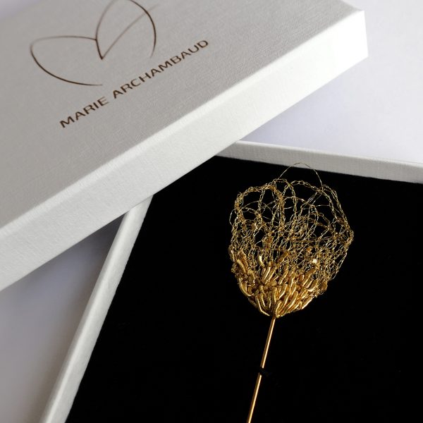 Boutonnière dans sa boite à bijou blanche avec le logo de la marque Marie Archambaud.