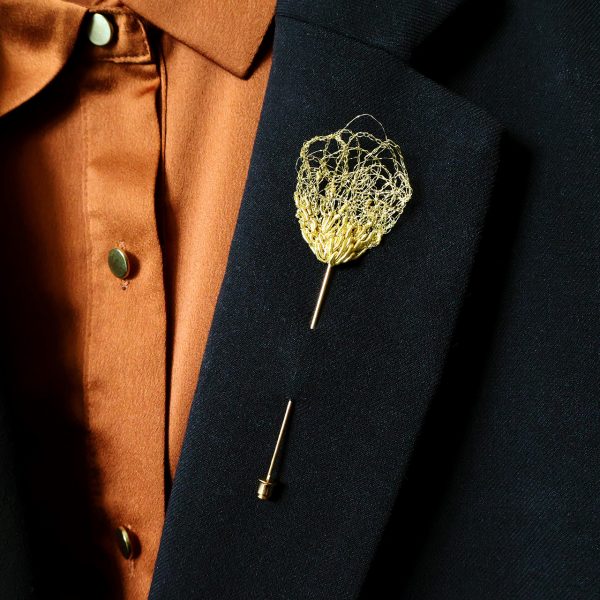 Broche boutonnière Trifo disposée sur veste de costume noir