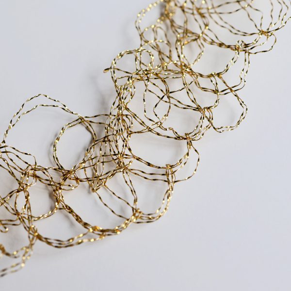 Détails de broderie de la maille métallique des bracelets et colliers Lumi de la marque de bijoux artisanaux Marie Archambaud