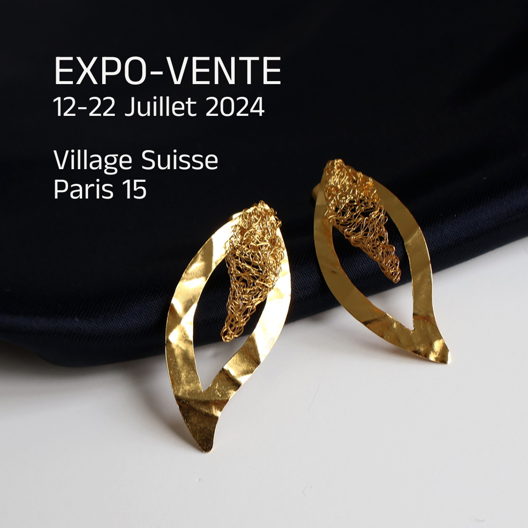 Boucles d'oreilles brodées au fil d'or sur l'affiche de l'expo-vente de Marie Archambaud au Village Suisse Paris