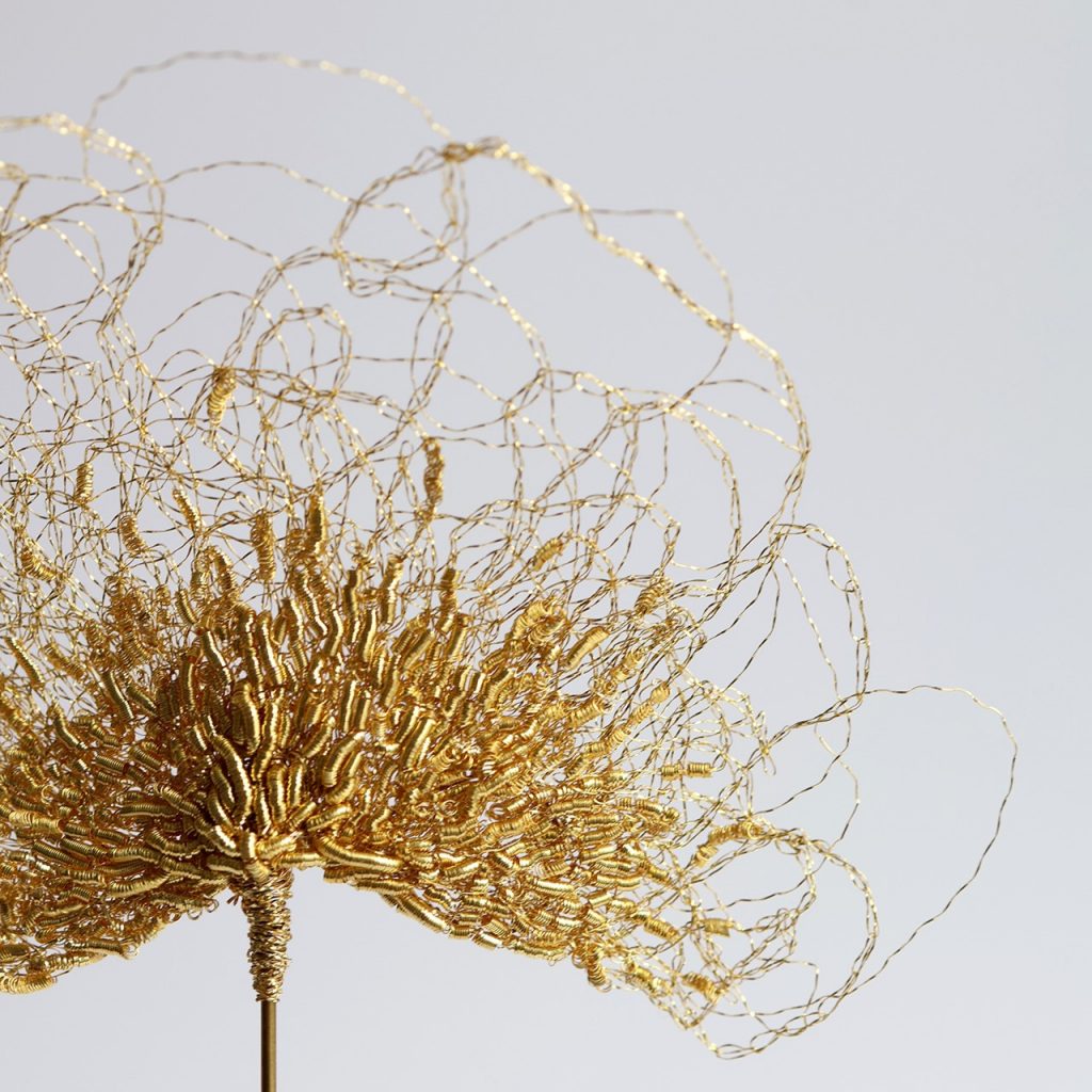 Fils d'or et cannetille brodés de la sculpture Aurora de l'atelier Marie Archambaud