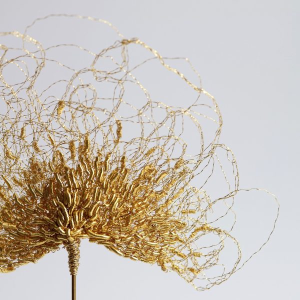 Fils d'or et cannetille brodés de la sculpture Aurora de l'atelier Marie Archambaud