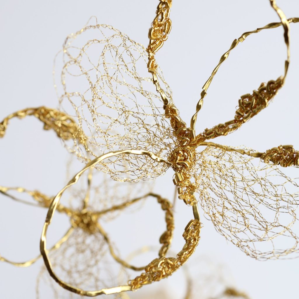 Fils d'or et cannetille brodés de la sculpture Coccum de l'atelier Marie Archambaud