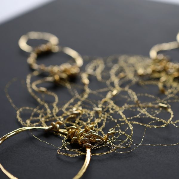 Broderie or sur papier noir