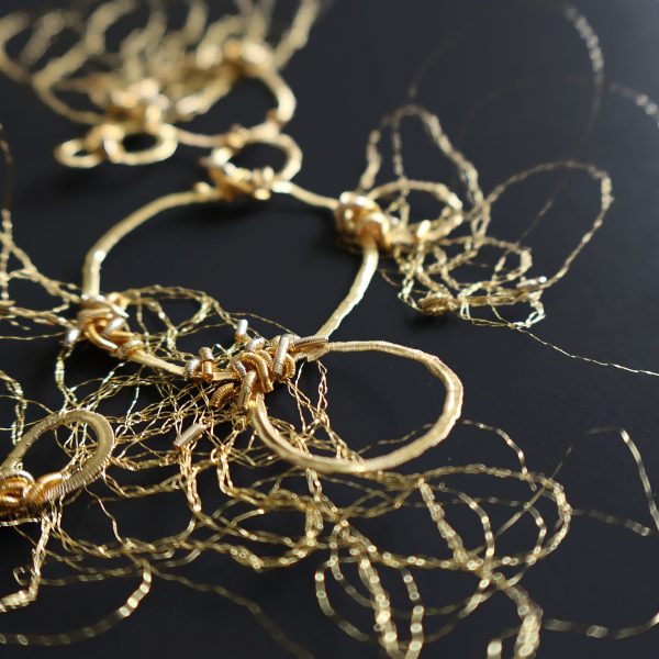 Broderie au fil d'or sur fond noir