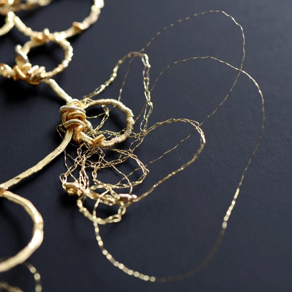 Broderie de fils d'or sur papier noir