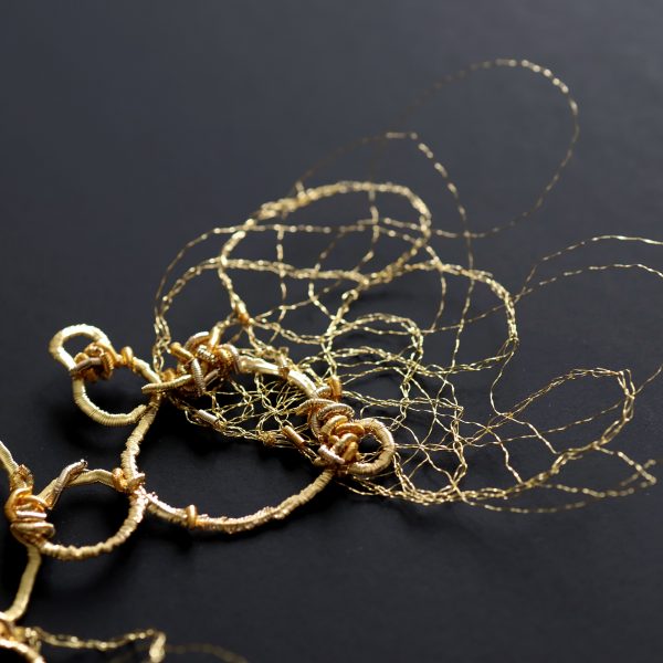 Détails de broderie au fil d'or sur papier noir Détails de broderie au fil d'or sur papier noir