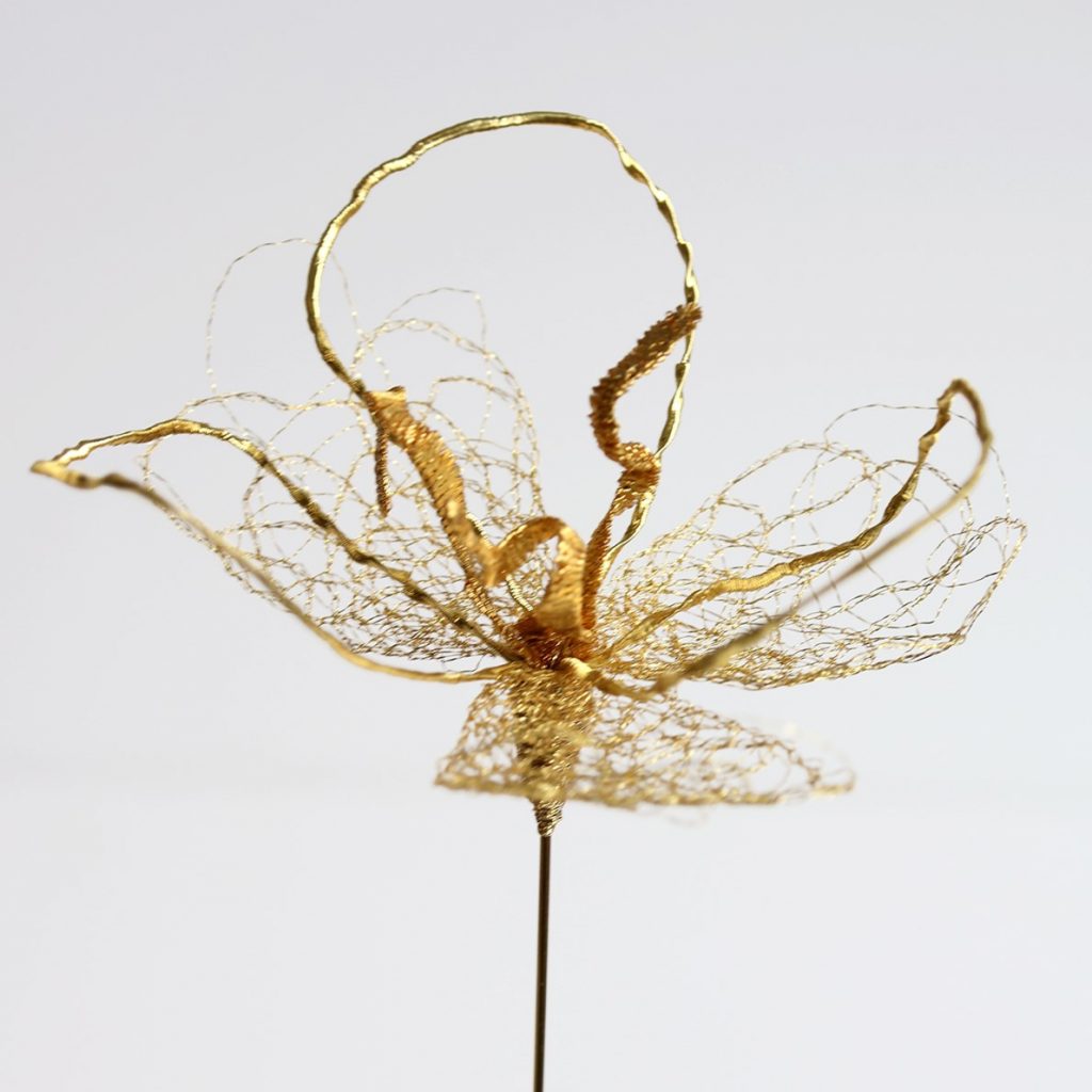 Fleur légère de la sculpture Iridis brodée de fils d'or et de cannetille