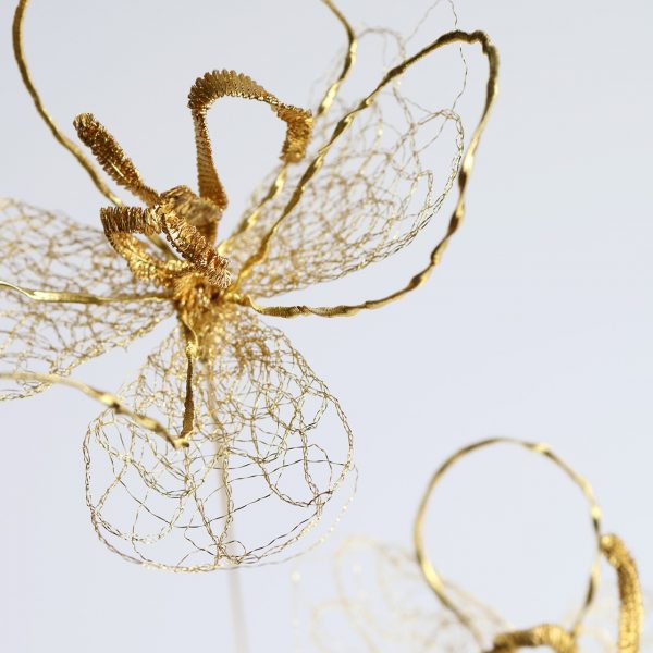 Détails de fleurs de la sculpture Iridis, brodée à la main par l'atelier Marie Archambaud.