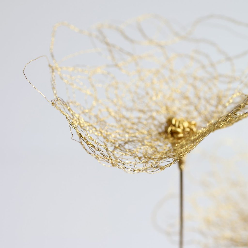 Fleur légère de la sculpture Pavon brodée de fils d'or et de cannetille