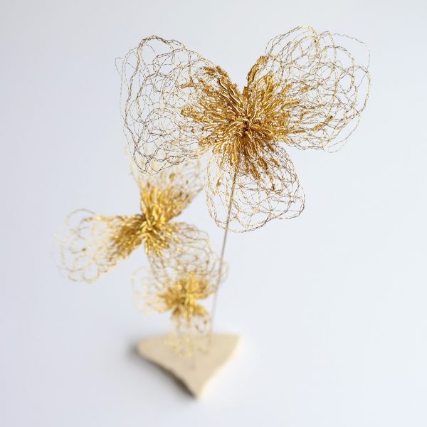 Vue du haut de la sculpture Trifo, brodée de trois feuilles de trèfle d'or