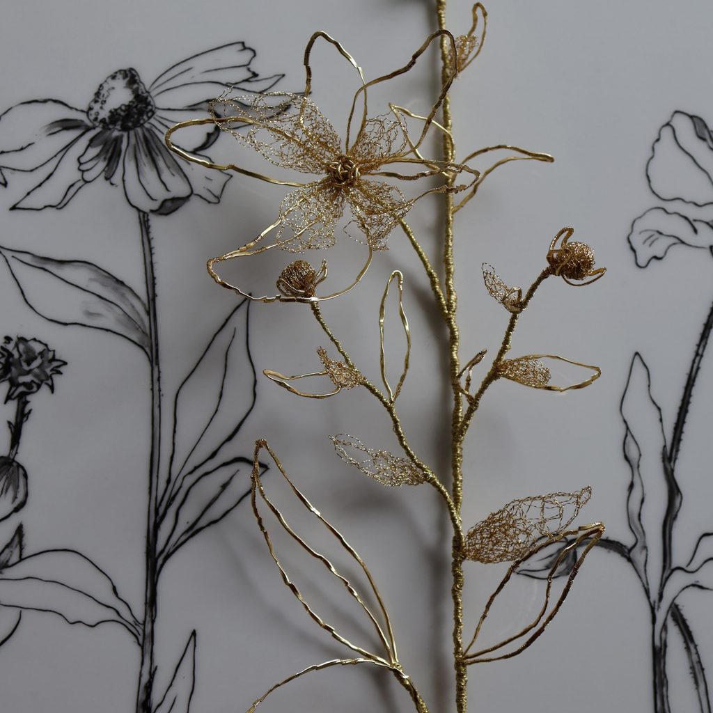 Fleurs en peinture sur porcelaine blanche et broderie d'or du tableau Floris