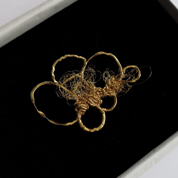 Détails de broderie or de la broche Nubi 2