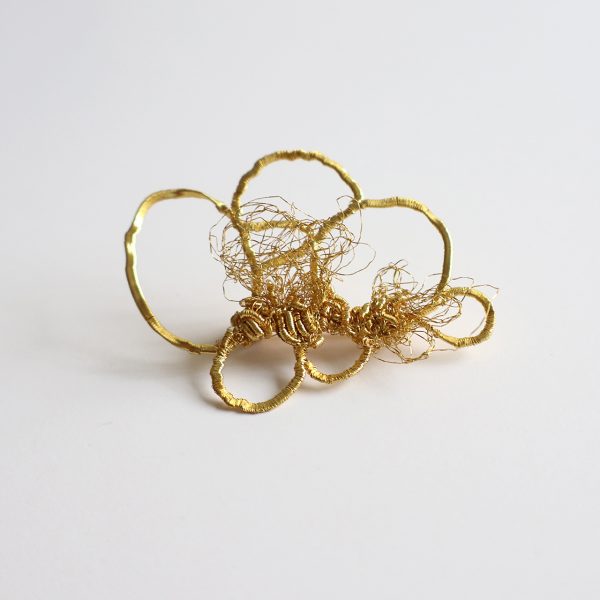 Broche Nubi 2 sur fond blanc, brodée à la main par la créatrice Marie Archambaud