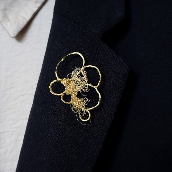 Costume orné de la broche brodée de fils d'or